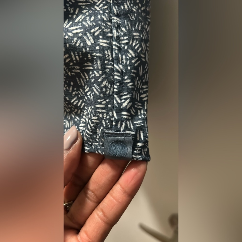 Lululemon Men's Button Down Airing Easy Stretch Fit Blue & White Patterned Shirt - Picture 2 of 2
